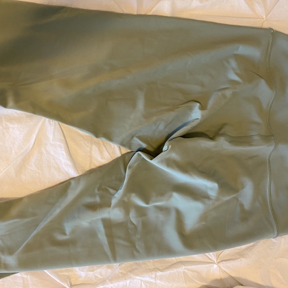 Lululemon willow green cropped leggings size 10 - Picture 3 of 3